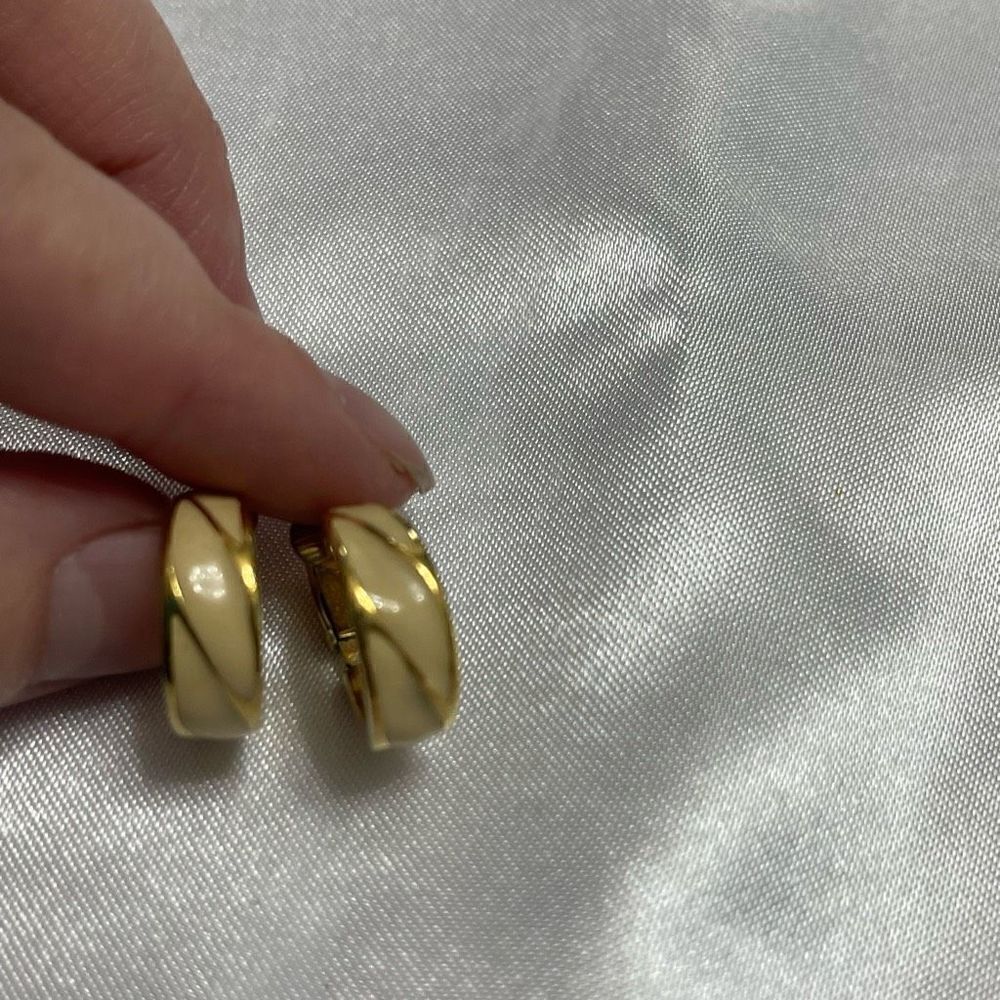 Crown Trifari Gold Tone Cream White VTG Clip Earrings